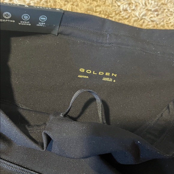 Aritzia Golden Powersculpt shorts - Picture 6 of 6